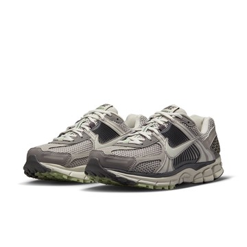 NIKE 慢跑鞋 女鞋 運動鞋 緩震 W ZOOM VOMERO 5 灰 FB8825-001 (3W5725)