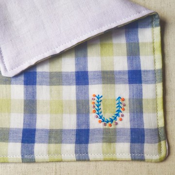 手工刺繡四重紗布手帕首字母 A 到 Z 綠色格紋（定做）
