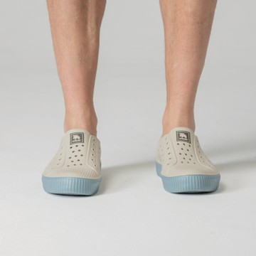 moz瑞典 駝鹿 雙色洞洞餅乾水鞋 (燕麥蘇打) 全球首創 舒適厚底 防潑水 男女同款-附鞋扣