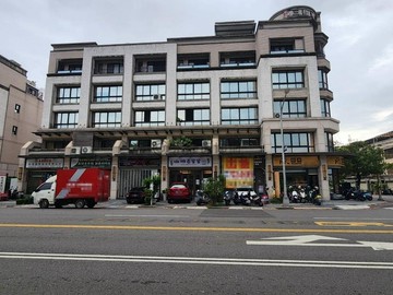 總裁行館◆預校２０米路丨大地坪４套房併停雙車透店｜高雄市鳳山區誠義路