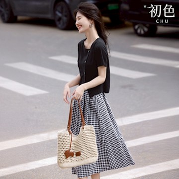 初色 純色圓領短袖單排釦T恤上衣女上衣+鬆緊腰格紋A字半身裙套裝-黑色-12744(M-2XL可選)