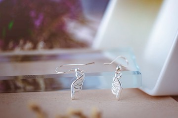 經典設計系列 翅膀意象 造型耳環 (ERIJA0935E)