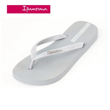 Ipanema LOLITA III噴砂光澤感人字夾腳拖 銀