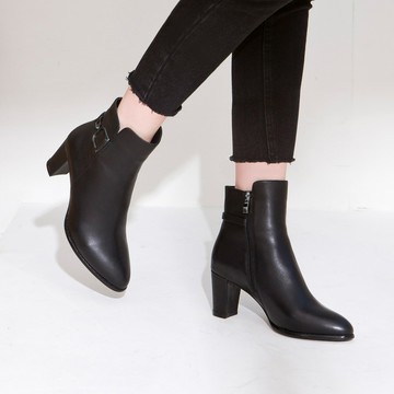 芯太軟 質感金屬繞踝飾釦粗跟短靴 黑 (8A2560)