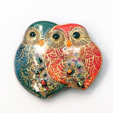 貓頭鷹成對（綠色與紅色）七寶燒胸針