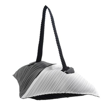 ISSEY MIYAKE 三宅一生 PLEATS PLEASE FLAT撞色菱形皺褶手提包(黑白x黑)-慈濟