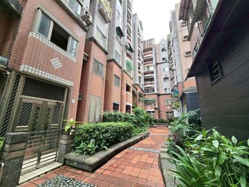 宜蘭市◇黎明國小◇轉運站旁◇稀有四房含車位華廈◇｜宜蘭縣宜蘭市校舍一路