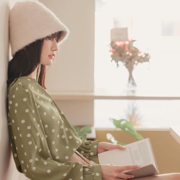 OB嚴選中大尺碼-V領跳色波點微拋袖開襟上衣《AB16120》