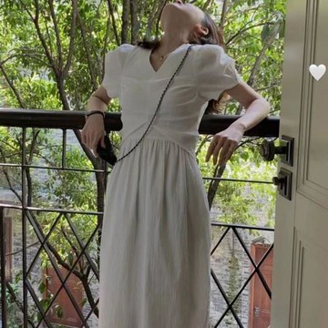 法式赫本風v領泡泡袖連衣裙夏高級感2026新款白色氣質收腰長裙子