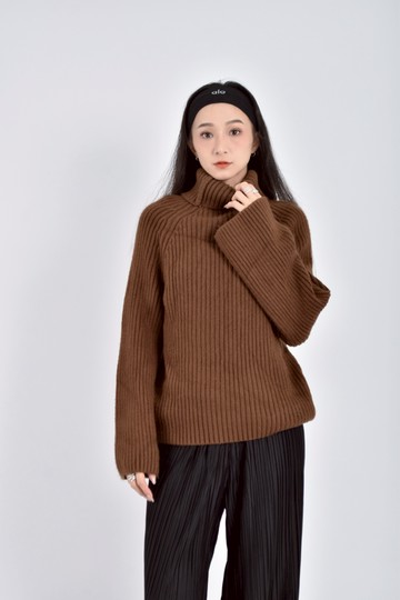 (L) via spring質感針織坑紋高領棕色毛衣