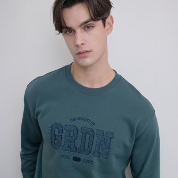 GIORDANO 男裝立體文字印花長袖上衣 New Preppy系列【多色任選】