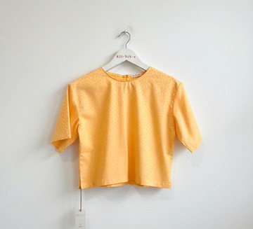 合身腰身 simple 上衣，粉色圓點黃色底