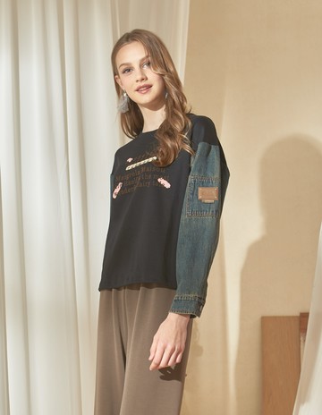 ★【喜芝梅】神秘數字 創意數字牛仔袖拼接寬鬆舒適上衣(黑色；M-2L) 224070331