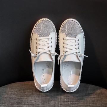 厚底樂福鞋女春秋2026新款真皮小白鞋女百搭懶人一腳蹬平底孕婦鞋