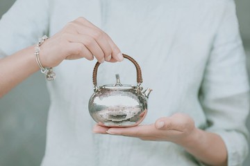 手工純銀雙耳錘目壺  一張口打出