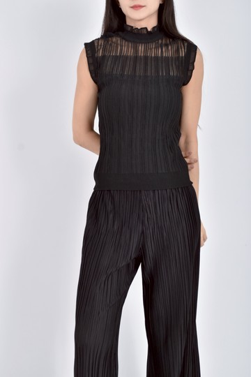 (S) 質感無袖木耳邊黑色上衣