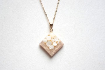 樹脂藝術 方形墜飾・珍珠色的聲音・米色