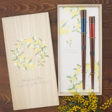 兵衛衛門筷子禮物組 含羞草花環 內含 2 雙源氏筷子的禮物，裝在桐木盒中。