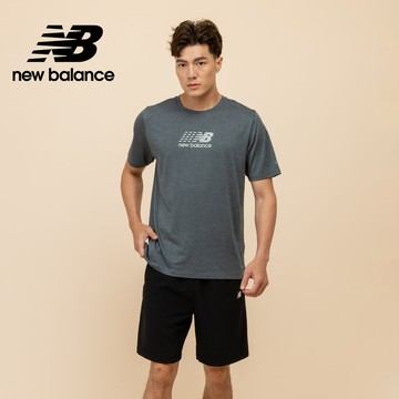 [New Balance]吸濕排汗反光圖短袖上衣_男性_深灰色_MT51204GT
