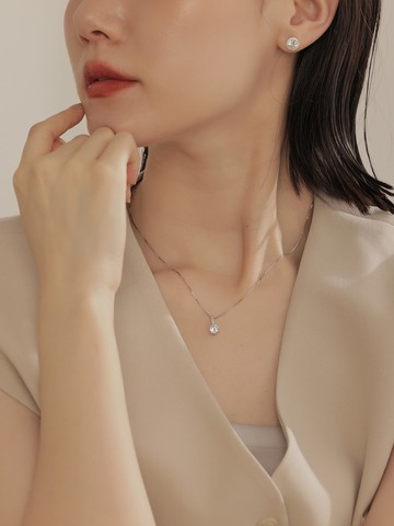 閃耀登場。單鑽項鍊