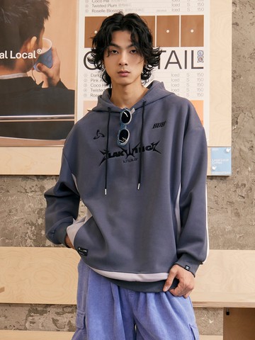 簡約造型刺繡字剪接長帽T