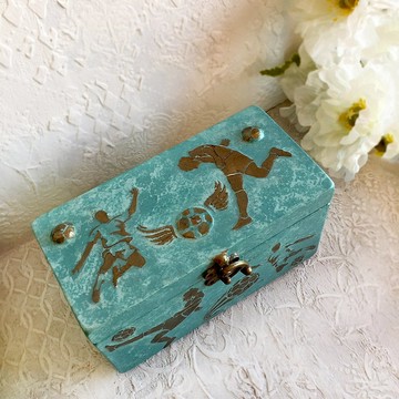 足球男孩框。紀念品原裝盒。年輕的足球迷。優勝者箱