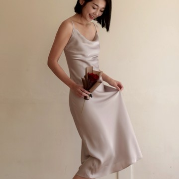 Rising Boutique Glowing 垂墜光澤細肩帶長洋裝-銀樺木 - Ｌ