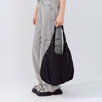 QUEENSHOP_S 女裝 金屬釘釦抓皺剪接肩背包 兩色售 現+預 【06070438】