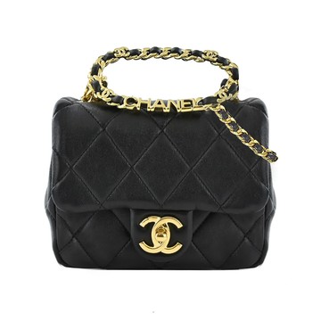 CHANEL 新款經典菱格紋小羊皮造型手把翻蓋斜背包(黑色)