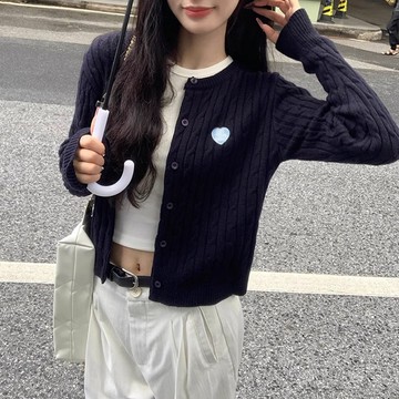 D18 CU🇰🇷現貨秒出❤️‍🔥韓系學院風❤️‍🔥愛心麻花短款針織罩衫/短版外套/針織衫