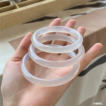 天然瑪瑙手鐲冰種白月光玉髓手鐲女年輕款荔枝凍手環高冰透叮當鐲