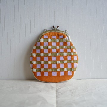 貼布刺繡格子真皮可調節繩口金包 小包包 側背包 有後口袋情人節