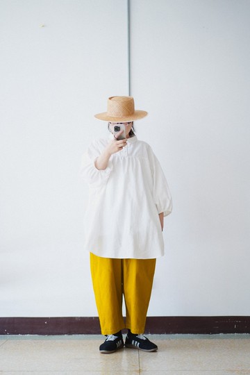 純白皺褶紋理襯衫領圓弧下擺衫