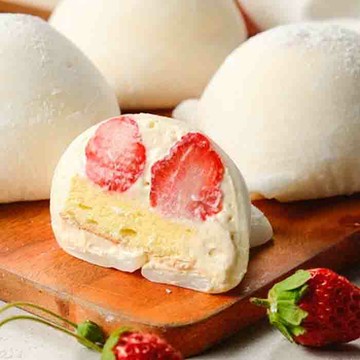 草莓雪媚娘一盒4入~Q軟麻吉加入酸甜新鮮大湖草莓，搭配天然馬達加斯加香草棒製成濃醇香草餡，Q軟酸甜口感讓人愛不擇手~