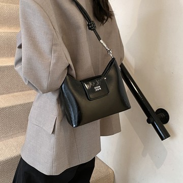 🔥臺灣出貨🔥側背包 高級質感油蠟皮腋下小包包 女式時尚百搭斜挎包 單肩水桶包