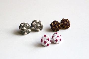 點點刺繡耳環 / 耳針款