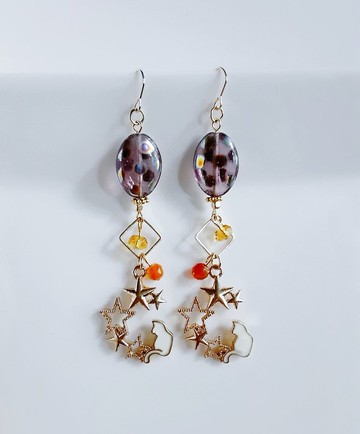 貓咪與星辰搖曳，點綴著圓點捷克珠與方形圈的設計款長耳環，獨家紫色款，可更改為抗過敏耳針或耳夾。