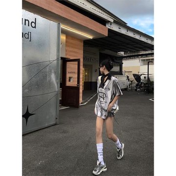 地球店美式辣妹銀灰條紋印花球衣短袖T恤女夏顯瘦寬松休閑V領上衣