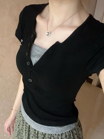 純慾v領上衣 黑色假兩件 正肩短袖 T恤女 夏季設計感修身撞色拚接短款上衣 小衆設計感上衣 假兩件T恤 上衣 YC023