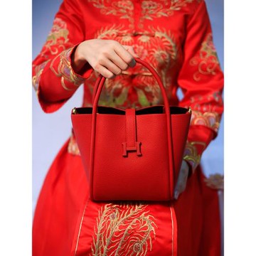 婚包2025新款高級感新娘結婚大容量婚禮小眾手提斜挎水桶紅色包包