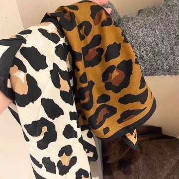 棕色絲巾 大豹紋絲巾 方巾 頭巾 簡約 質感 現貨 領巾 貴婦 高級 髮帶 包巾 脖圍 飾品 小方巾 SA062_2