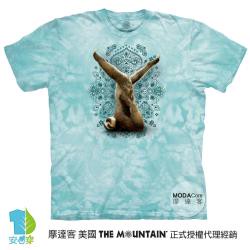 摩達客-美國進口The Mountain 樹懶做瑜珈綠底 純棉環保藝術中性短袖T恤