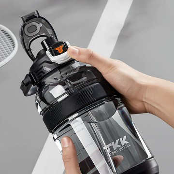 【TKK】美國進口Tritan戶外攀峰 手提+背帶運動水壺1200ML-火山黑