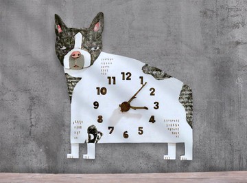 披著文字的狗狗 法鬥時鐘 木製 壁掛時鐘