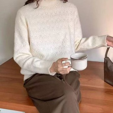 La Belleza甜美溫柔風荷葉領珍珠蕾絲緹花內裡加絨保暖毛毛柔軟針織毛衣