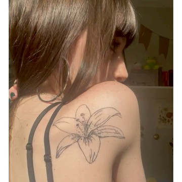 「純潔」百合花 紋身貼紙 微刺青 IG 小清新 打卡 超美 抖音 紋身貼 創意 小心機 超美 性感 網紅 花 設計款