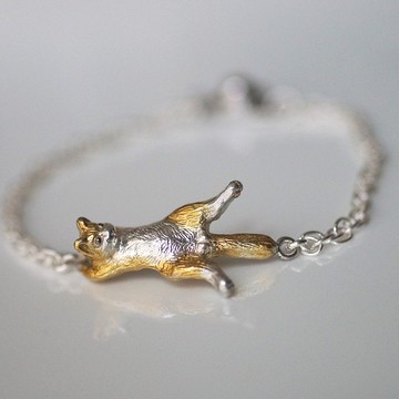 抓爪的棕白色貓手鍊