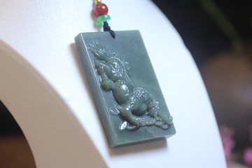 天然和田玉 【麒麟呈瑞】 闢邪掛件 護主吊墜  項鏈 玉石玉