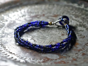 古董藍與黑種子珠四圈手鍊，附喀喀巴釦