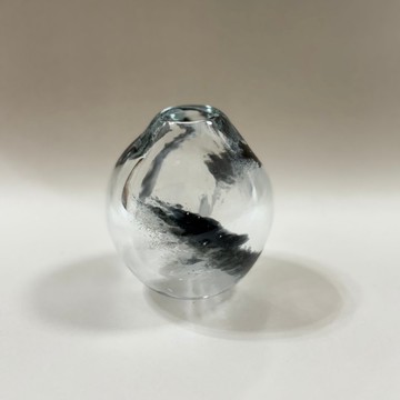 墨筆環繞玻璃花瓶